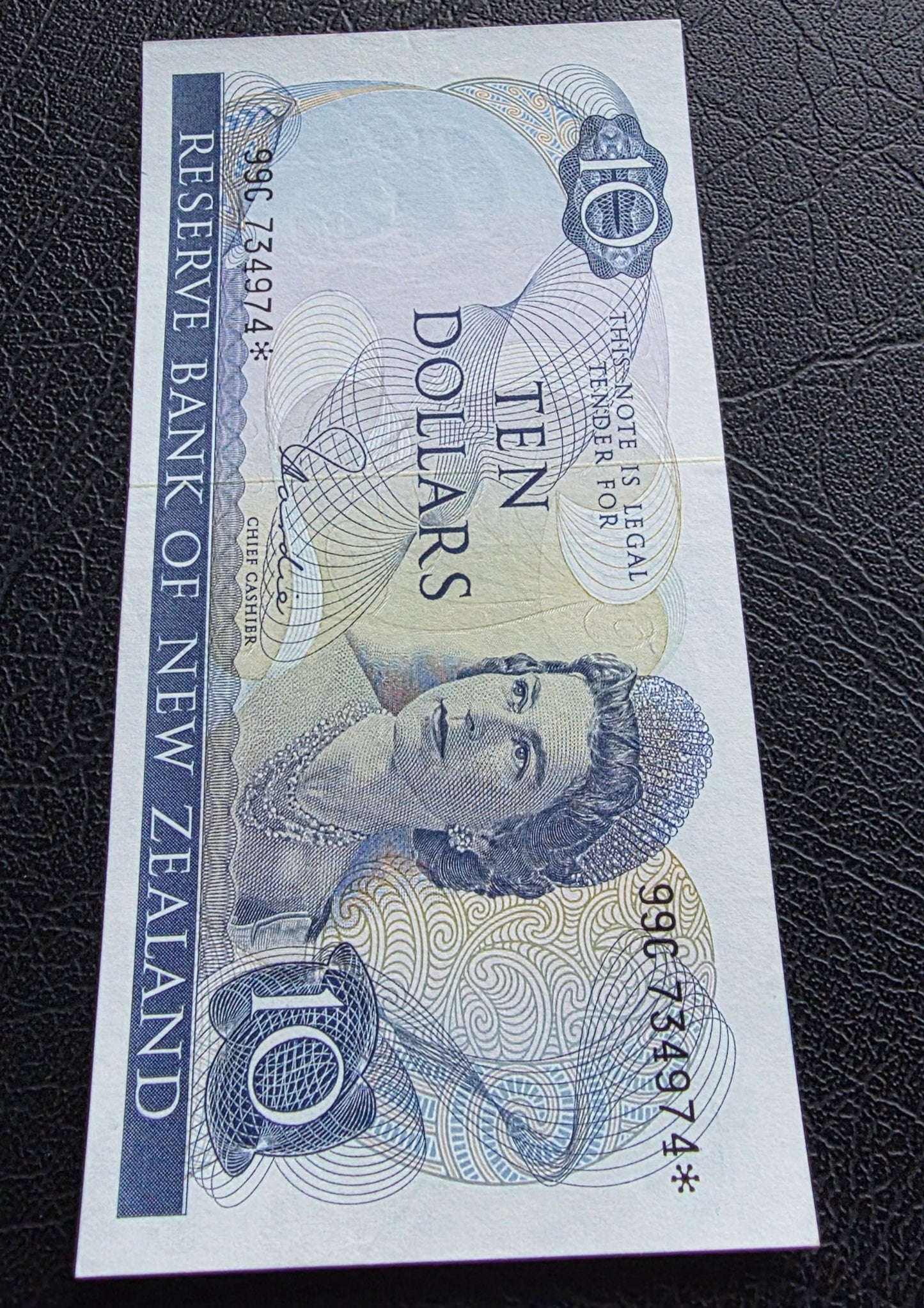 10 Dollar 1968- 1975 New Zealand notes Hardie Sign. About Uncirculated (AUNC) (*Star Replacement)