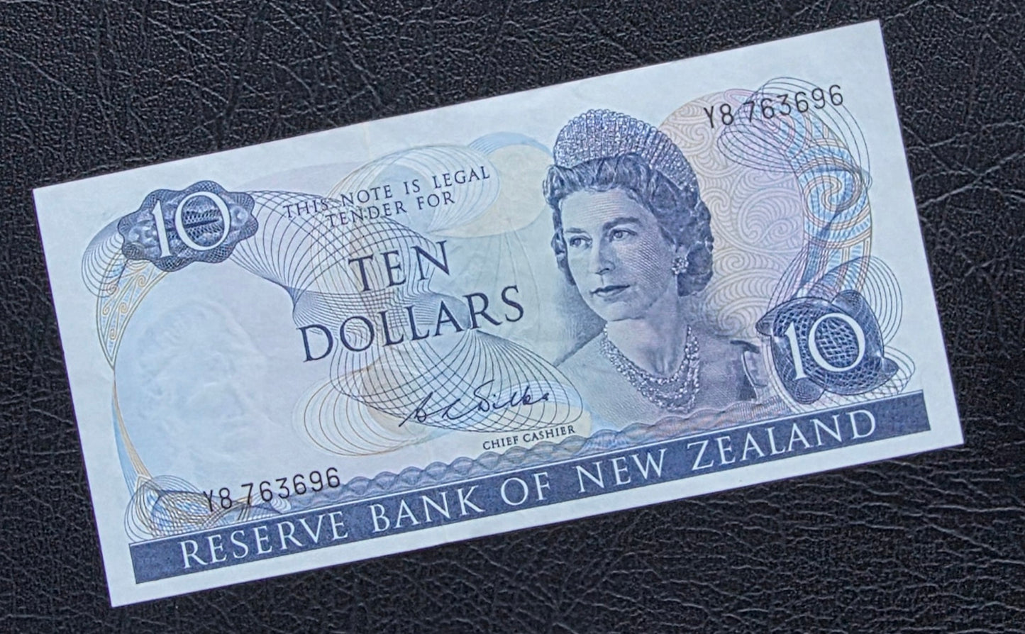 10 Dollar 1968- 1975 New Zealand notes Wilks Sign. About Uncirculated (AUNC)