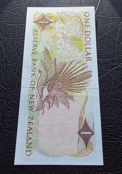 1 Dollar 1977- 1981 New Zealand notes Hardie Sign. About Uncirculated (AUNC)