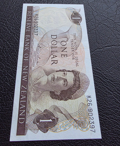 1 Dollar 1977- 1981 New Zealand notes Hardie Sign. About Uncirculated (AUNC)