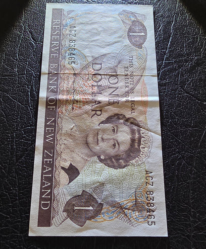 One Dollar 1981- 1985 New Zealand About Uncirculated UNC