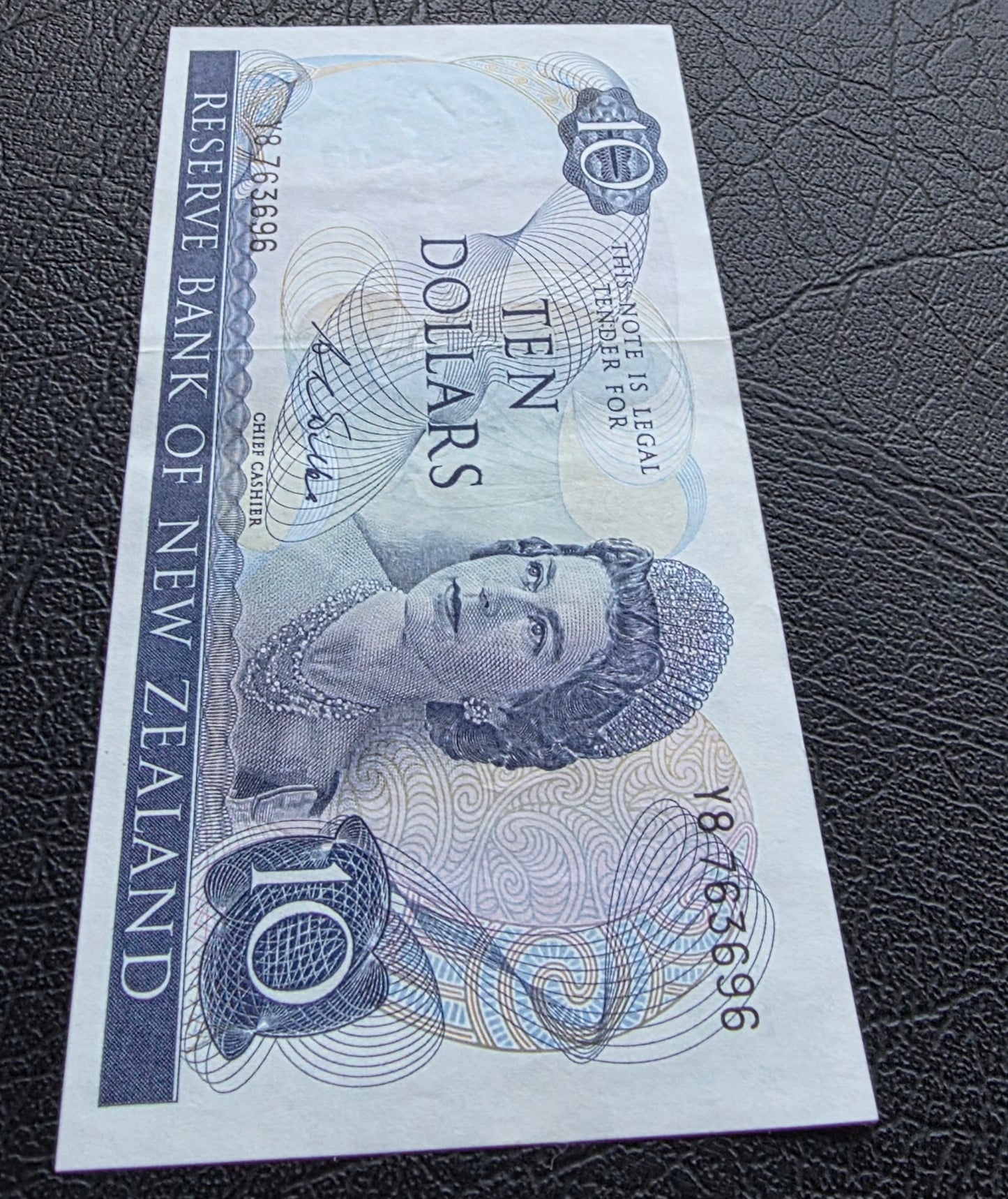 10 Dollar 1968- 1975 New Zealand notes Wilks Sign. About Uncirculated (AUNC)