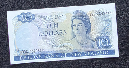 10 Dollar 1968- 1975 New Zealand notes Hardie Sign. About Uncirculated (AUNC) (*Star Replacement)
