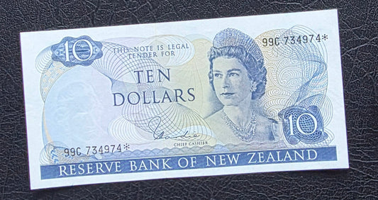 10 Dollar 1968- 1975 New Zealand notes Hardie Sign. About Uncirculated (AUNC) (*Star Replacement)