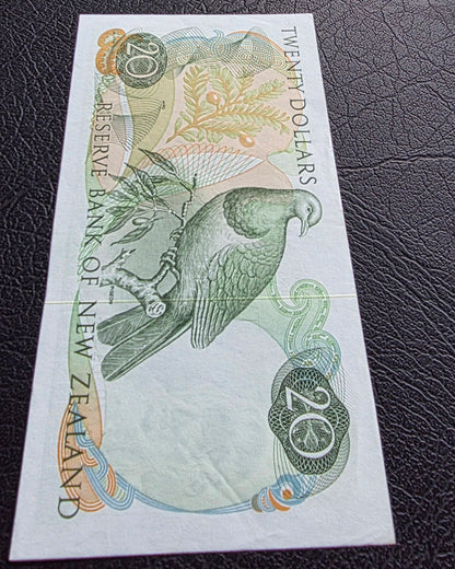 20 Dollar 1968- 1975 New Zealand notes Hardie Sign. About Uncirculated (AUNC) (*Star Replacement) Rare