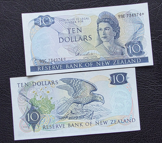 10 Dollar 1968- 1975 New Zealand notes Hardie Sign. About Uncirculated (AUNC) (*Star Replacement)