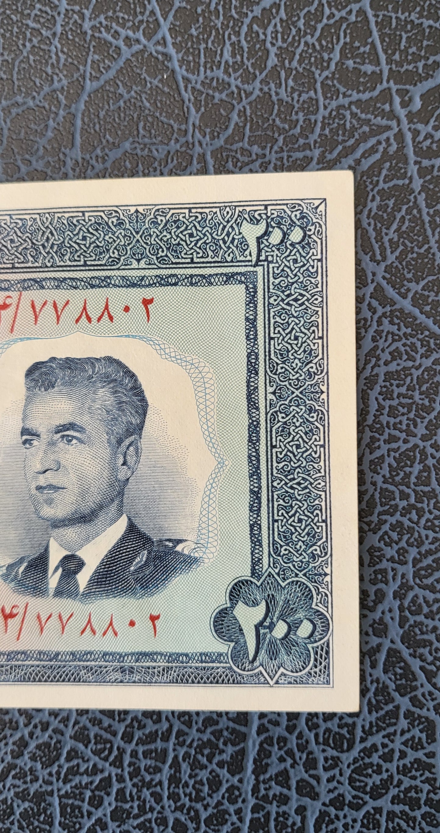 200 Rials 1965 Pahlavi Persian note (Rare) Uncirculated quality P 81 Minor handeling signs