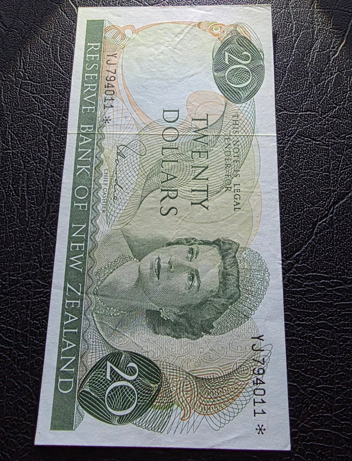 20 Dollar 1968- 1975 New Zealand notes Hardie Sign. About Uncirculated (AUNC) (*Star Replacement) Rare
