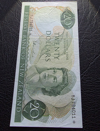 20 Dollar 1968- 1975 New Zealand notes Hardie Sign. About Uncirculated (AUNC) (*Star Replacement) Rare