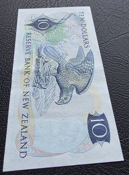 10 Dollar 1968- 1975 New Zealand notes Wilks Sign. About Uncirculated (AUNC)