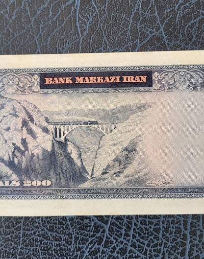 200 Rials 1965 Pahlavi Persian note (Rare) Uncirculated quality P 81 Minor handeling signs