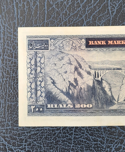 200 Rials 1965 Pahlavi Persian note (Rare) Uncirculated quality P 81 Minor handeling signs