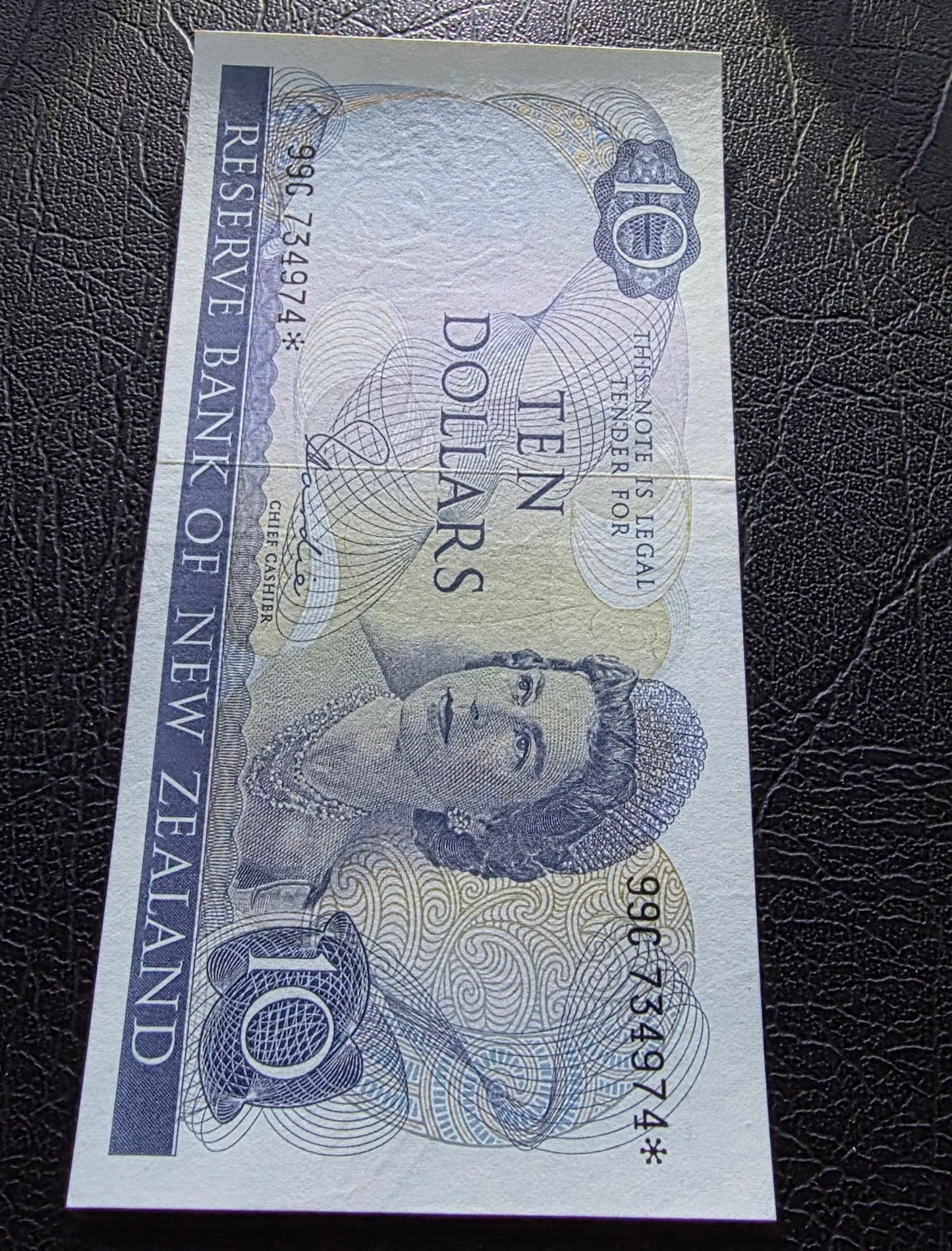 10 Dollar 1968- 1975 New Zealand notes Hardie Sign. About Uncirculated (AUNC) (*Star Replacement)