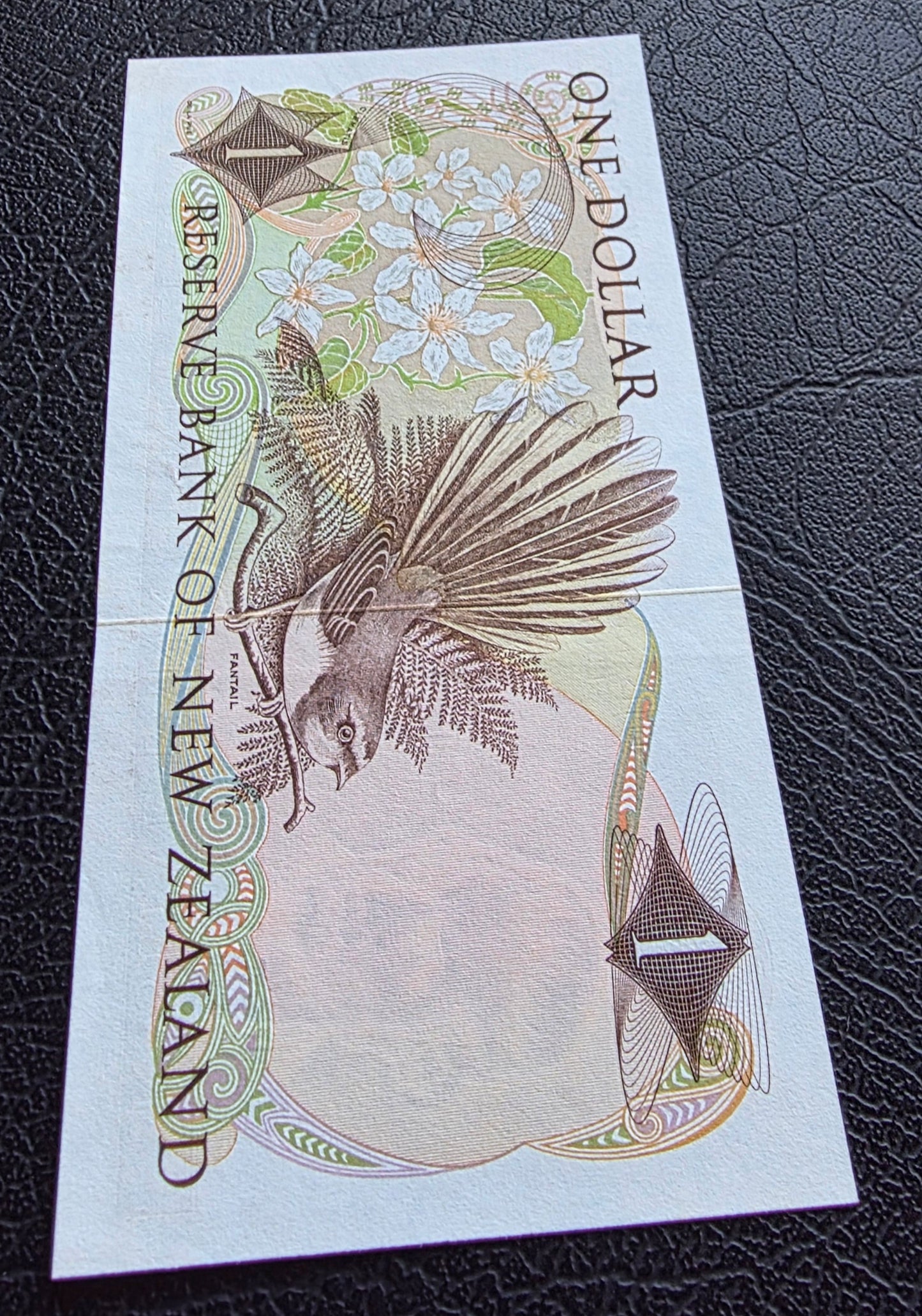 1 Dollar 1977- 1981 New Zealand notes Hardie Sign. About Uncirculated (AUNC)